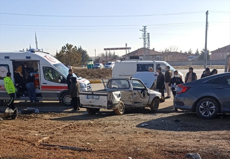 Konya'da otomobille kamyonetin çarpışması sonucu 5 kişi yaralandı