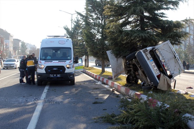 Kütahya'da ağaca çarpan otomobildeki 3 kişi yaralandı