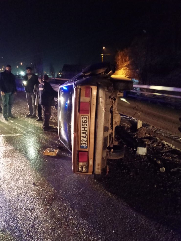 Malatya'da devrilen otomobildeki 3 kişi yaralandı