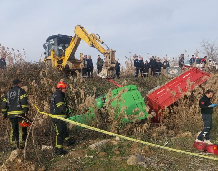 Denizli'de devrilen traktörün sürücüsü hayatını kaybetti