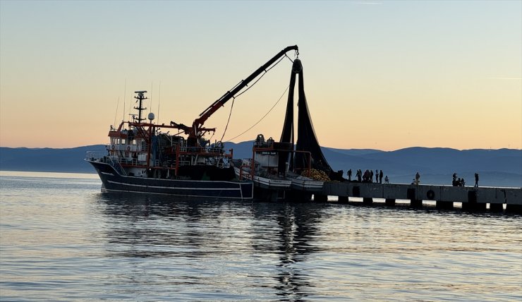 Karadeniz'de avlanan balıkçıların güvenli mola alanı Sinop Limanı