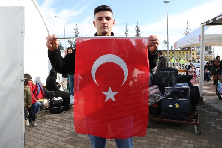 Suriyeli Abdulkadir ülkesine Türk bayrağıyla döndü