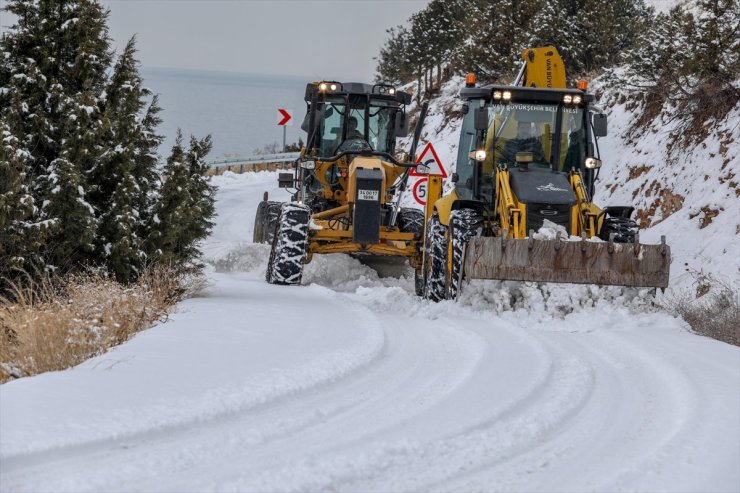 Van ve Bitlis'te 44 yerleşim birimine ulaşım sağlanamıyor