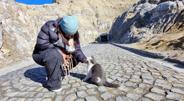 Yerin altındaki Tuz Mağaraları'nın maskotu "Duman" turistlere eşlik ediyor