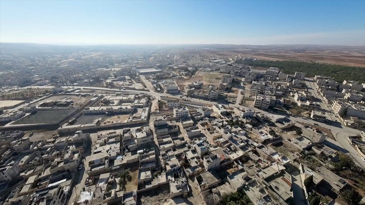 AA Teknoloji'nin ürettiği haberci dronu Tepe, Aynularab'a getirilen T duvarlarının yerleştirildiği yapıyı görüntüledi