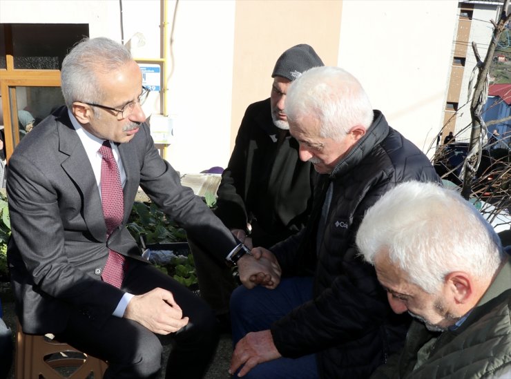 Bakan Uraloğlu, Rize'de silahlı saldırıda öldürülen PTT çalışanının ailesine taziye ziyaretinde bulundu: