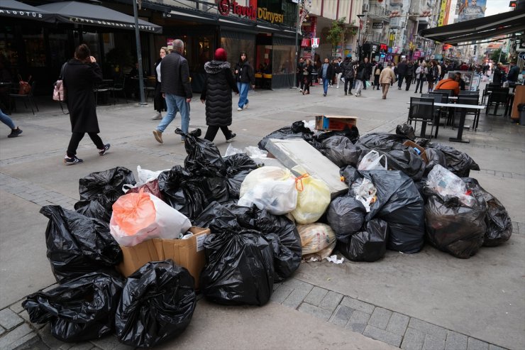 İzmir'de belediye çalışanlarının eylemi nedeniyle sokaklarda çöp yığınları oluştu