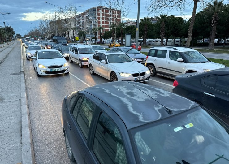 İzmir'de belediye otobüs şoförleri iş bırakma eylemi yaptı