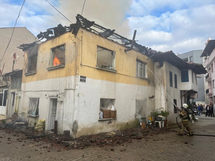 İzmir'de çıkan yangında müstakil ev kullanılmaz hale geldi