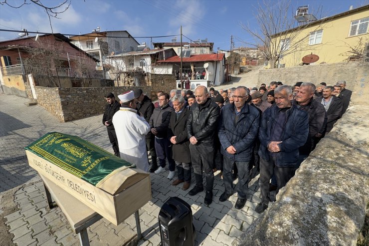 Malatya'da kaybolduktan 12 yıl sonra kemikleri bulunan kişinin cenazesi Elazığ'da defnedildi