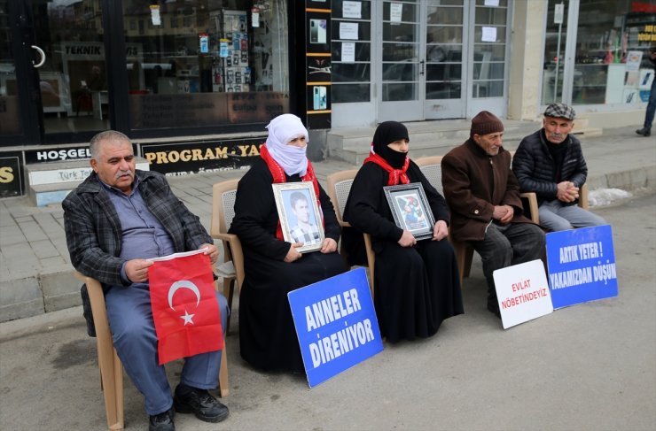 Muşlu aileler, DEM Parti binası önündeki "evlat nöbeti"ni sürdürdü