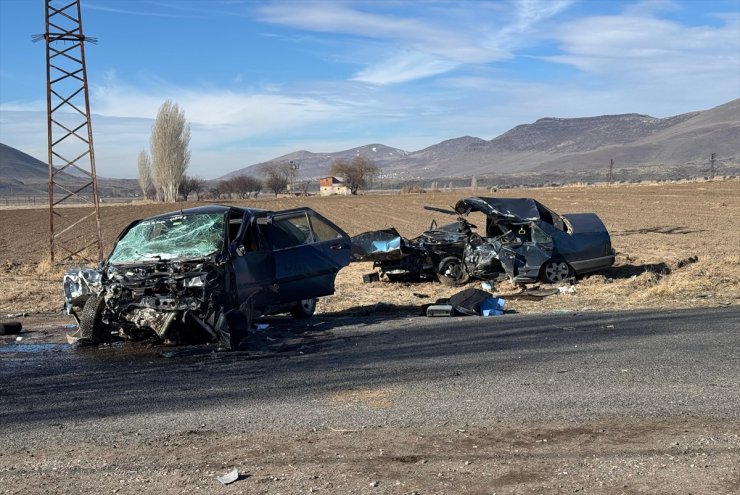 Nevşehir'de iki otomobilin çarpıştığı kazada baba ve oğlu öldü, 4 kişi yaralandı