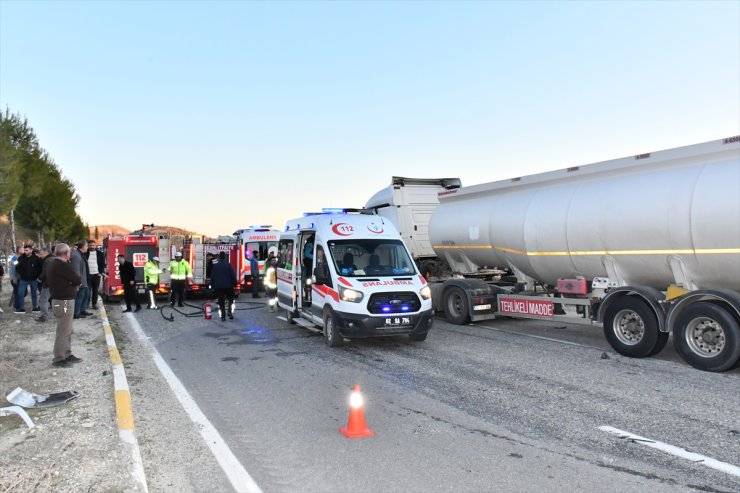 GÜNCELLEME - Adıyaman'da yakıt tankeri ile otomobilin çarpıştığı kazada 4 kişi öldü, 4 kişi yaralandı