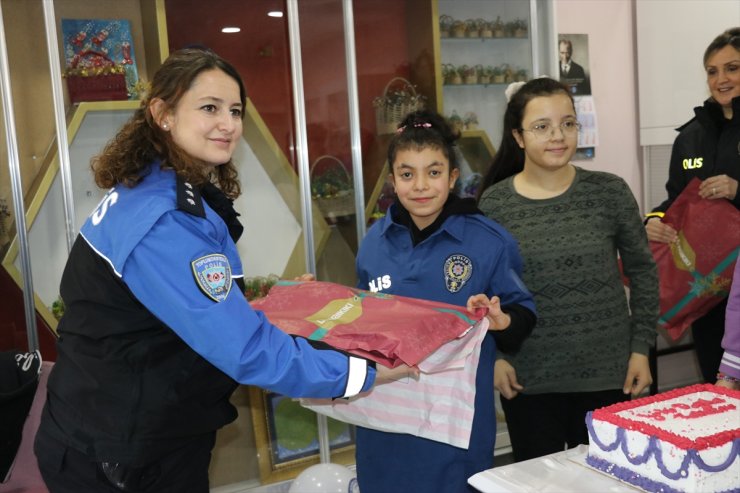 Amasya'da polisten engelli öğrenciye doğum günü sürprizi