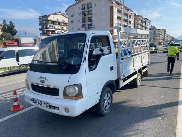 Antalya'da kamyonetle çarpışan motosikletin sürücüsü öldü