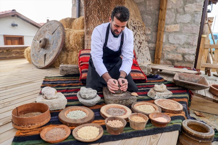 Çatalhöyük'teki "8 bin 600 yıllık buluntu"dan esinlenip ekmek pişirdi