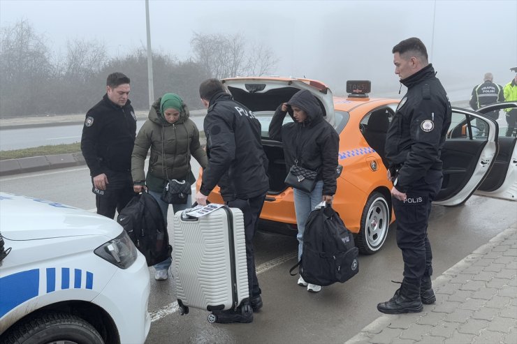 Edirne'de durdurulan takside 4 düzensiz göçmen yakalandı