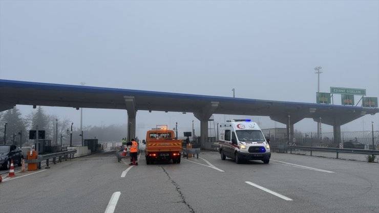 Edirne'de otoyol gişelerinde bariyere çarpan otomobildeki 3 kişi yaralandı