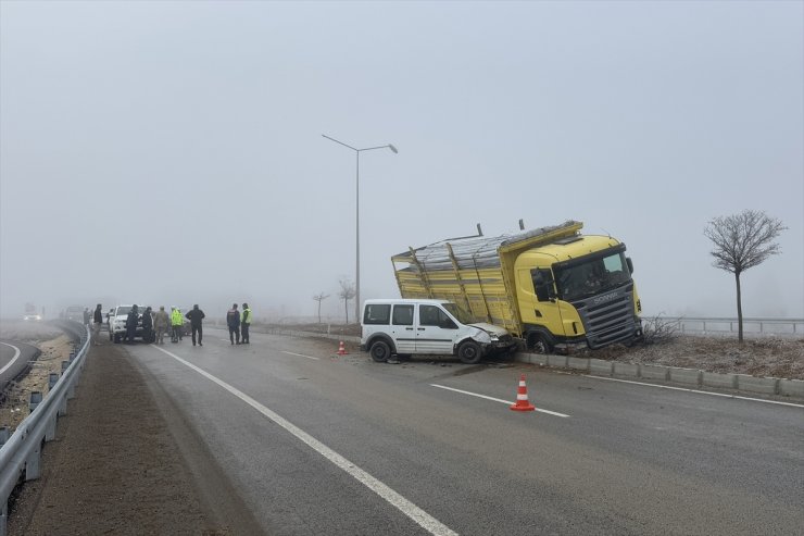 Elazığ'da 7 aracın karıştığı zincirleme kazada 4 kişi yaralandı