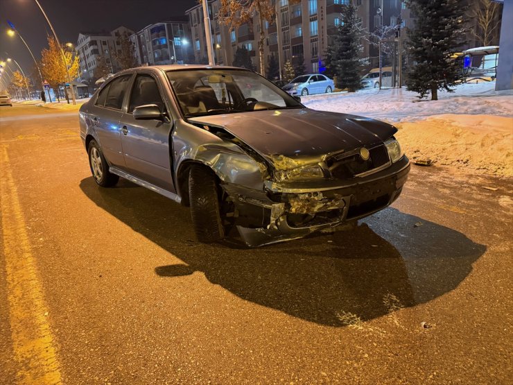 GÜNCELLEME - Erzurum'da 3 otomobilin çarpıştığı kazada 5 kişi yaralandı