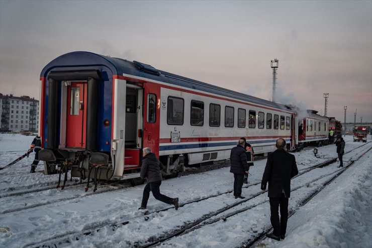 Erzurum'da mola veren trenin boş vagonunda çıkan dumana müdahale edildi