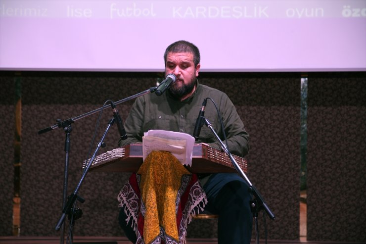 Eşi ve kardeşiyle aynı sahnede santur konserleri veriyor