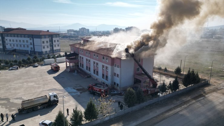 Hatay'da okulun çatısında çıkan yangın söndürüldü