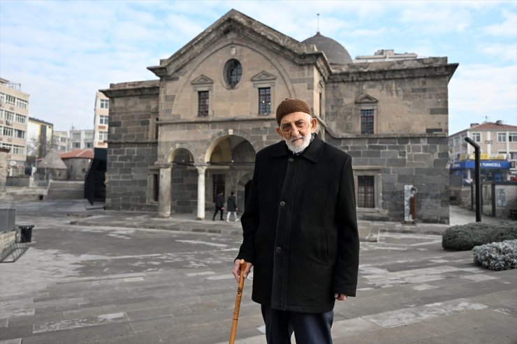 Kiliseden dönüştürülen kütüphanenin 94'lük kitap kurdu