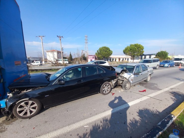 Manisa'da 3 aracın çarpıştığı kazada 4 kişi yaralandı