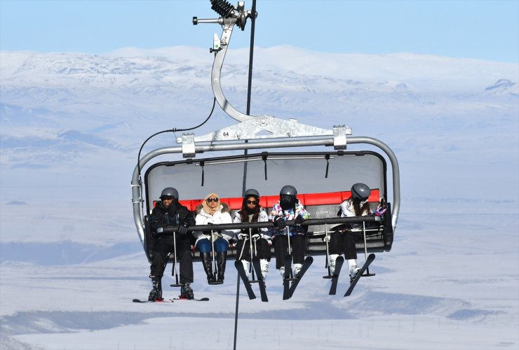 Sarıkamış Kayak Merkezi'nde turistlerin kayak keyfi devam ediyor