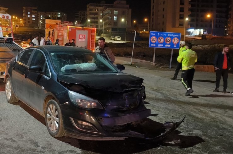 Siirt'te 2 otomobilin çarpıştığı kazada 4 kişi yaralandı