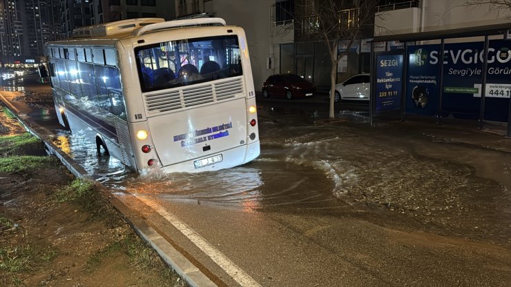 Adana'da otobüs, su borusunun patlamasıyla oluşan çukura düştü