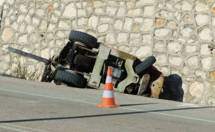 Antalya'da devrilen forkliftin altında kalan kişi hayatını kaybetti