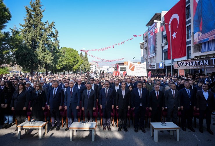 CHP Genel Başkanı Özel, İzmir'de toplu açılış ve temel atma törenine katıldı: