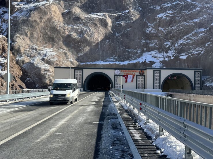 Hakkari'de yapımı tamamlanan Yeniköprü Tüneli'nden araç geçişleri başladı