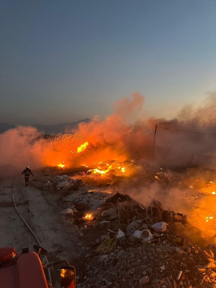 Hatay'da sazlık alanda çıkan yangın söndürüldü