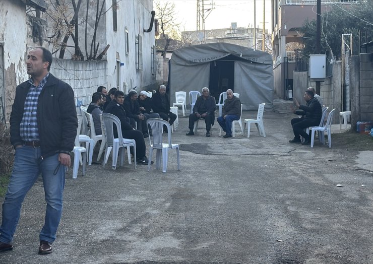 Hatay'da taziyeye gittikleri evin önünde silahlı saldırıya uğrayan 2 kişi yaralandı