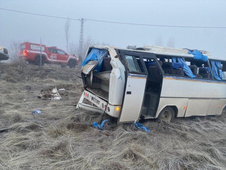 Malatya'da işçi servisinin devrilmesi sonucu 17 kişi yaralandı