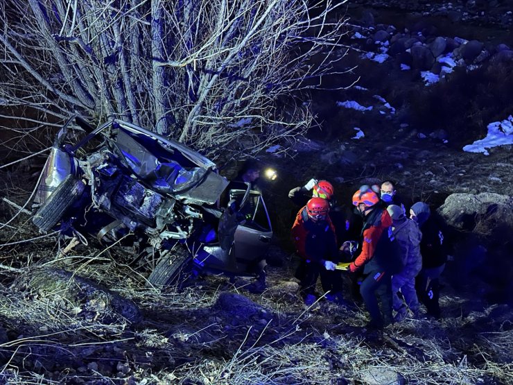 Tunceli'de devrilen otomobilde sıkışan sürücüyü AFAD ve jandarma kurtardı