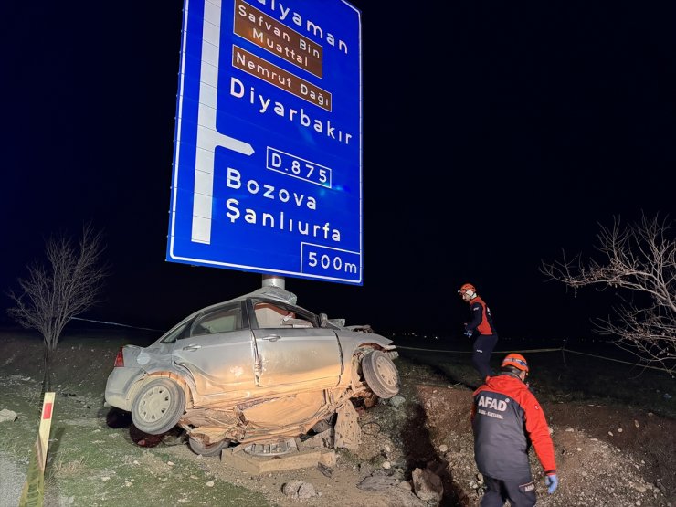 Adıyaman'da direğe çarpan otomobilin sürücüsü hayatını kaybetti