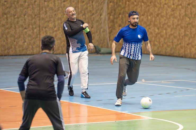 Erzurum'da idareciler ile gazeteciler, dostluk maçında bir araya geldi