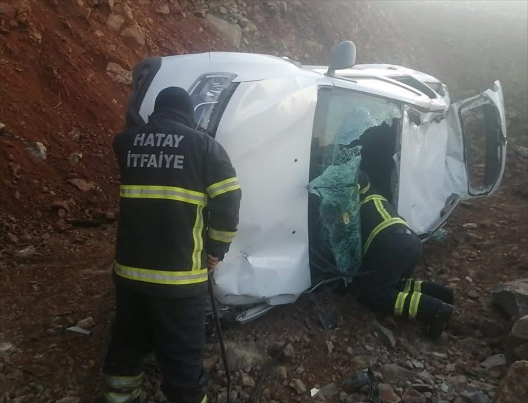 Hatay'da uçuruma yuvarlanan otomobilin sürücüsü yaralandı