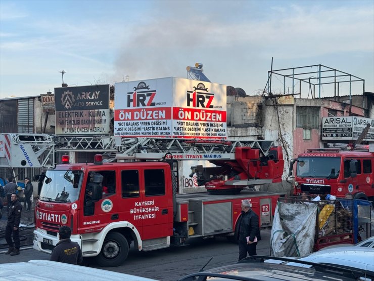 Kayseri'de iş yerinin çatısında çıkan yangın söndürüldü