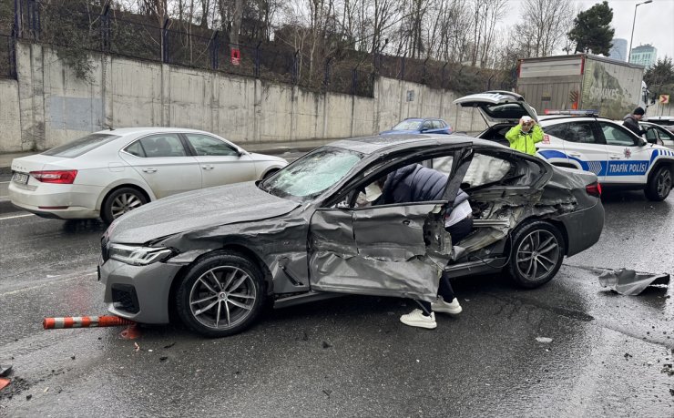 Sarıyer'de kamyon ile otomobilin çarpıştığı kazada 3 kişi yaralandı