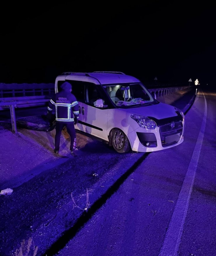 Tokat'ta bariyere çarpan kamyonetteki 5 kişi yaralandı