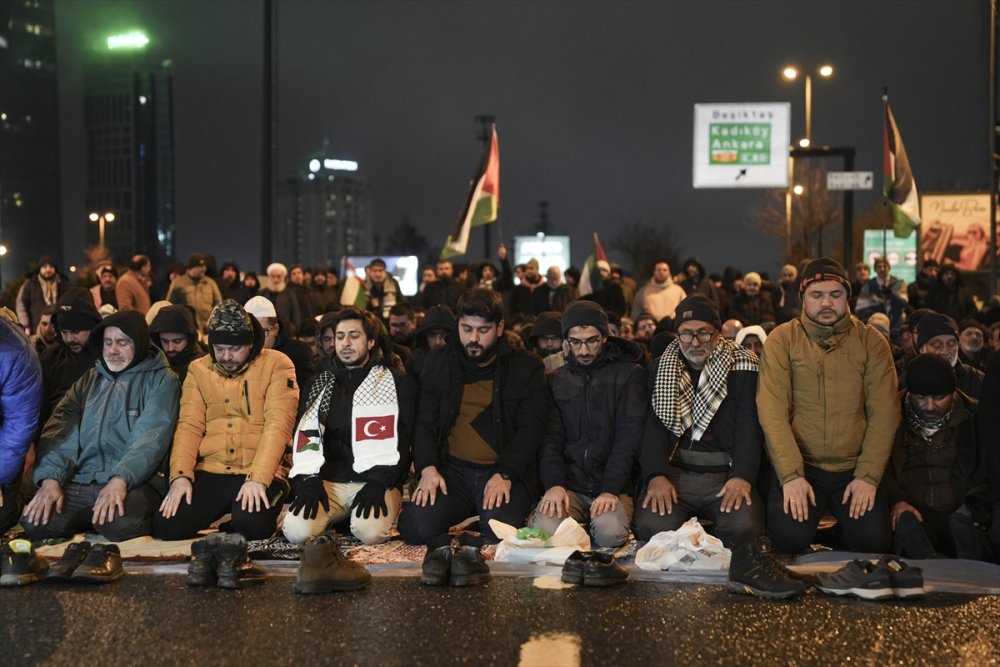 AGD üyeleri, İstanbul'da İsrail Başkonsolosluğu önünde protesto düzenledi