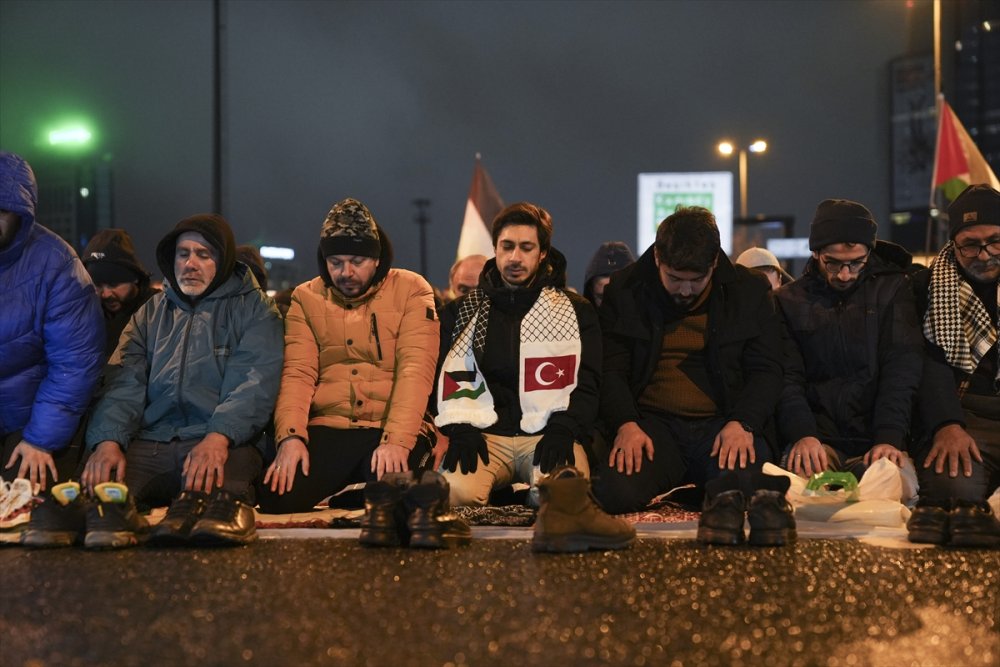 AGD üyeleri, İstanbul'da İsrail Başkonsolosluğu önünde protesto düzenledi