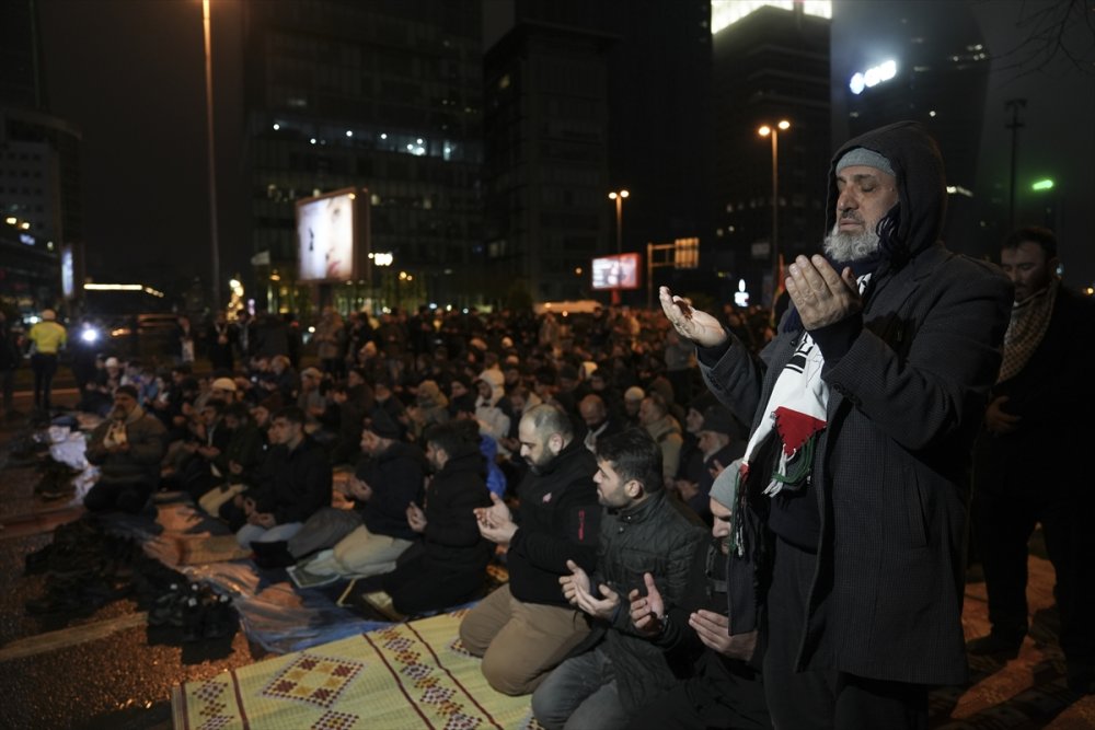 AGD üyeleri, İstanbul'da İsrail Başkonsolosluğu önünde protesto düzenledi