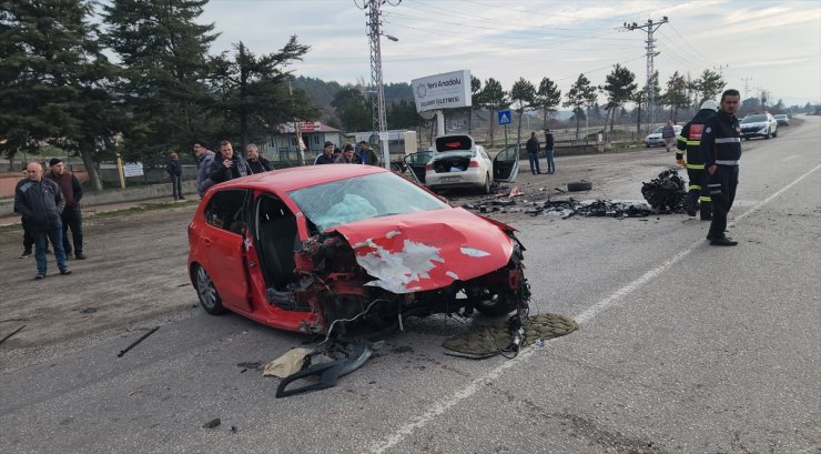 Amasya'da iki otomobilin karıştığı kazada 1'i ağır 6 kişi yaralandı