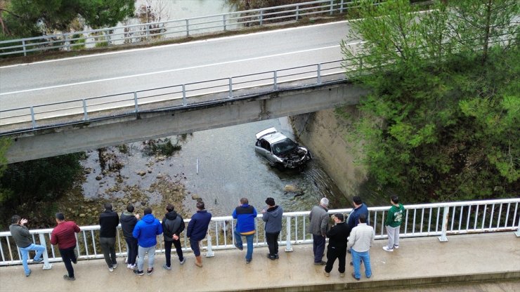 Antalya'da köprüden düşen otomobilin sürücüsü öldü